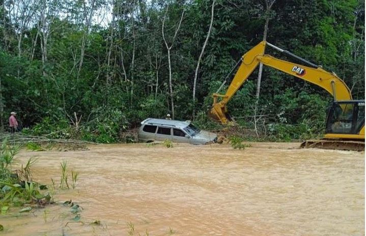 Mobil Terseret Banjir, Pejabat Pemkab Barut dan Istri Tewas