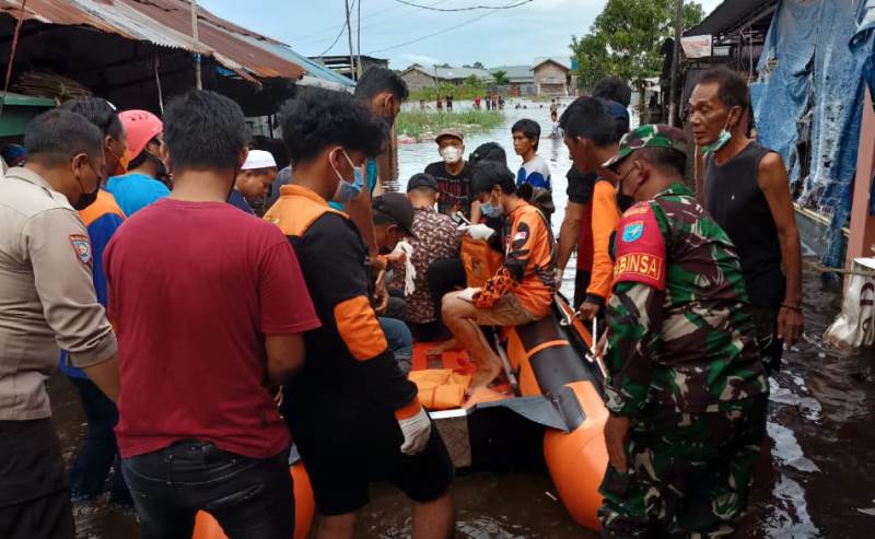 evakuasi mayat masdi korban banjir