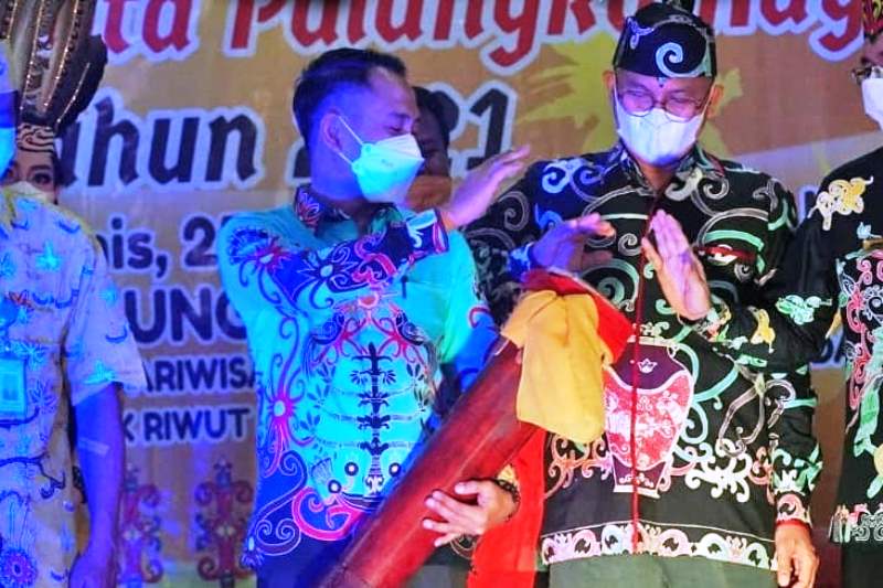 wali kota palangka raya fairid naparin buka gelar seni budaya 2021