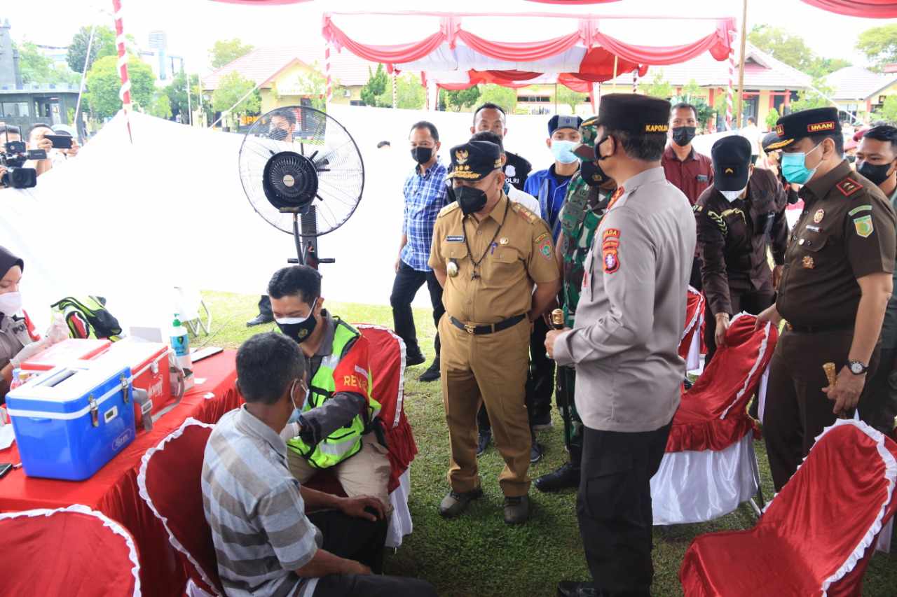 Gubernur Kalteng Sugianto Sabran menghadiri vaksinasi massal di halaman Mapolda Kalteng, Kamis (17/2/2022)