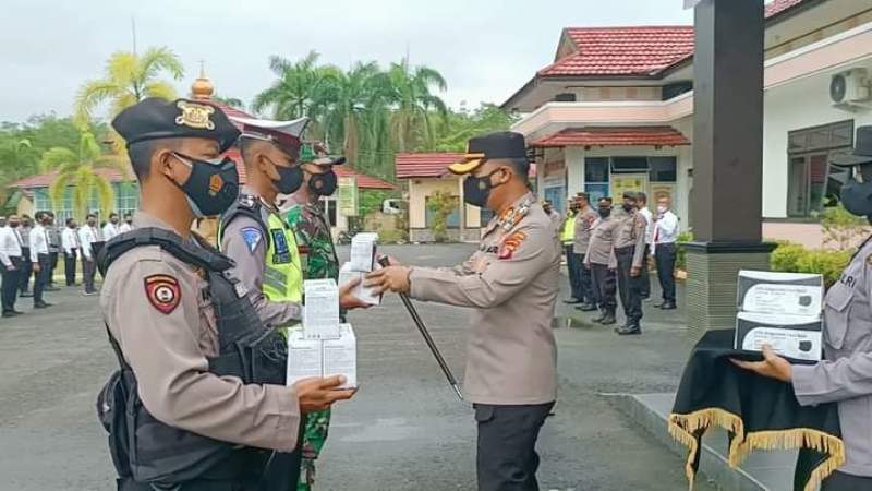 Petugas Pembagian Masker polres pulang pisau