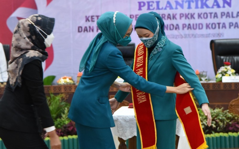 pengkuhan Avina Triani Fairid Naparin sebagai bunda paud kota palangka raya