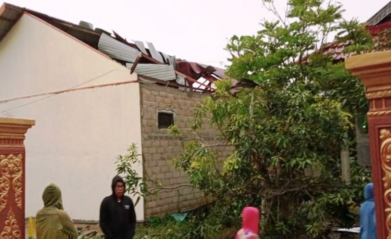 sejumlah rumah warga buntok rusak diterjang puting beliung