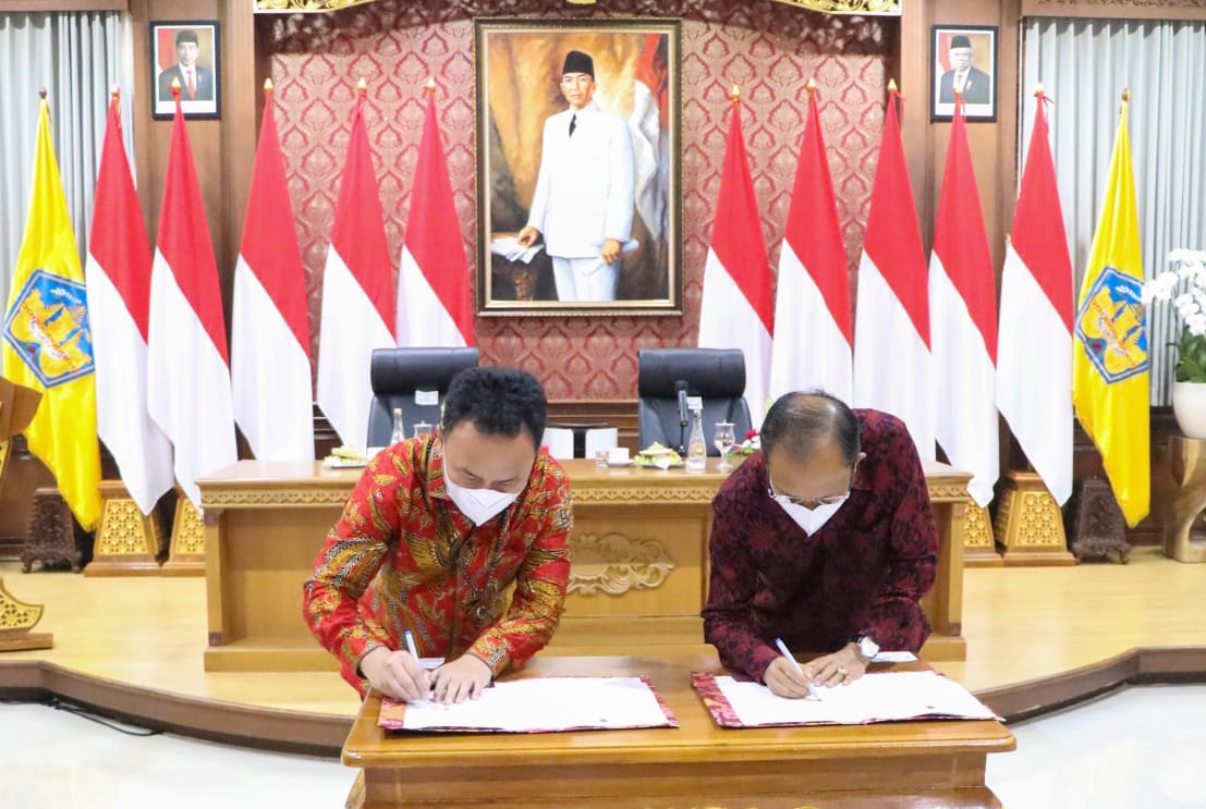 Gubernur Kalteng H. Sugianto Sabran dan Gubernur Bali Wayan Koster menandatangani naskah kesepakatan bersama tentang kerja sama kedua daerah