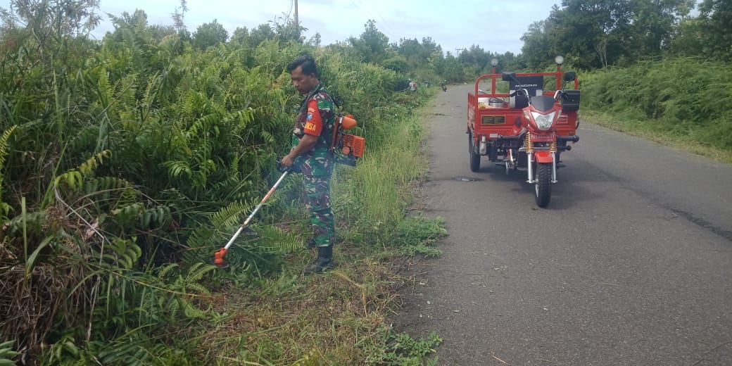 Kelurahan Marang Bersama Babinsa dan Masyarakat Gotong Royong Bersihkan Lingkungan