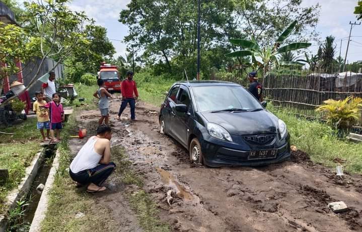 Tim 112 Evakuasi Mobil Amblas di Jalan Banteng