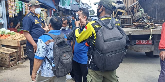 Petugas Gabungan Tertibkan Sejumlah Pedagang di Pasar Besar