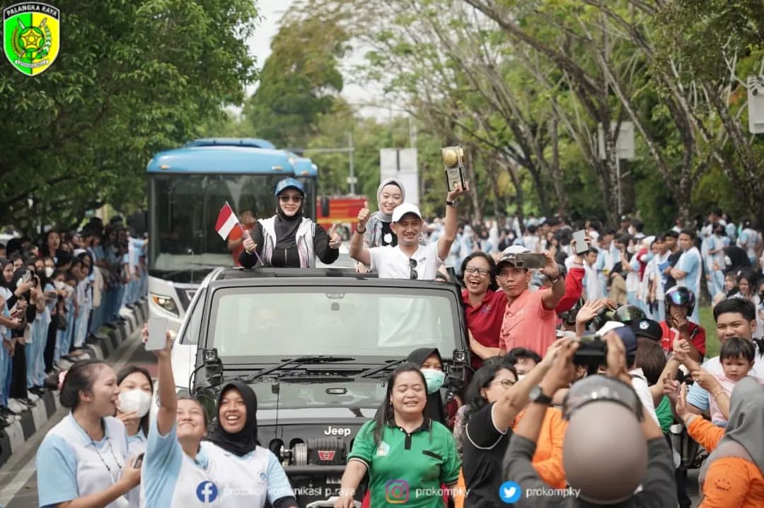 Jum’at (03/03/2023) Wali Kota Palangka Raya, Fairid Naparin didampingi Ketua TP-PKK Kota Palangka Raya, Avina Fairid Nap…