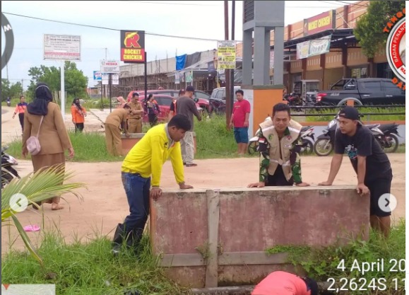 Cegah Banjir, Tim Gabungan Bersihkan Saluran Drainase yang Tersumbat