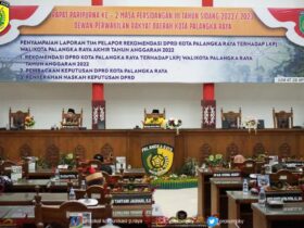 Wali Kota Palangka Raya, Fairid Naparin menghadiri Rapat Paripurna ke-2 Masa Persidangan III Tahun Sidang 2022/2023, yan…