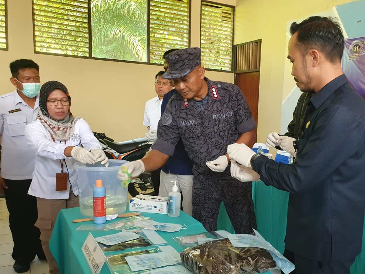 BNN Kota Palangka Raya Musnahkan 10 Paket Narkoba Jenis Sabu