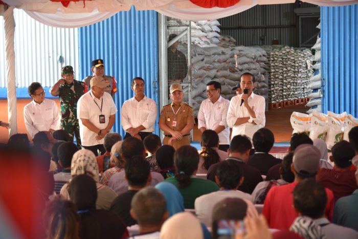 Presiden Jokowi Tinjau Persediaan Beras Gudang Bulog Di Kota Palangka