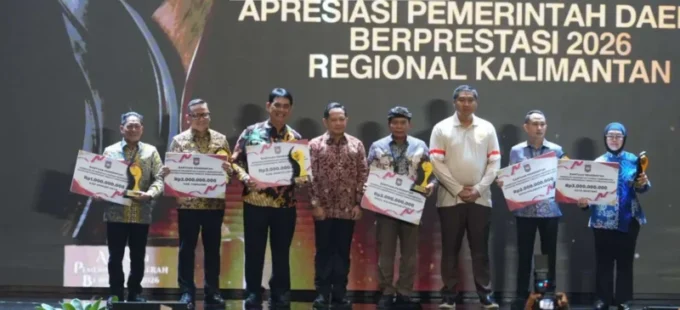 0605 Bupati Barut Terima Penghargaan2