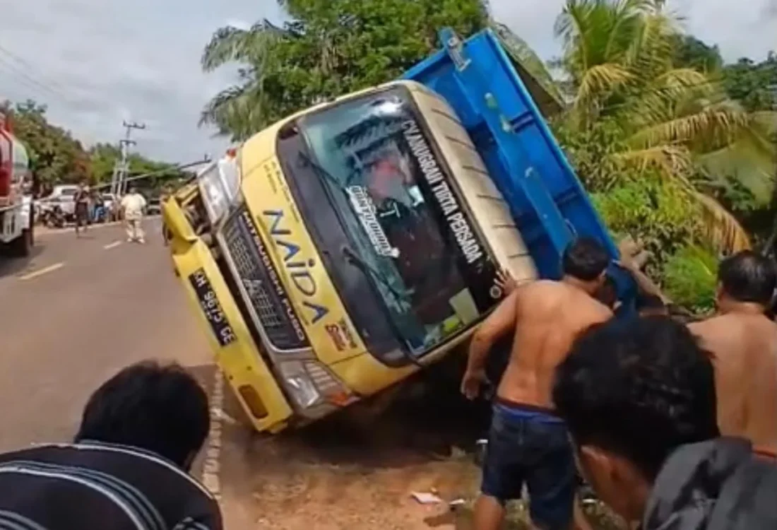 Truk Terguling Di Cempaga