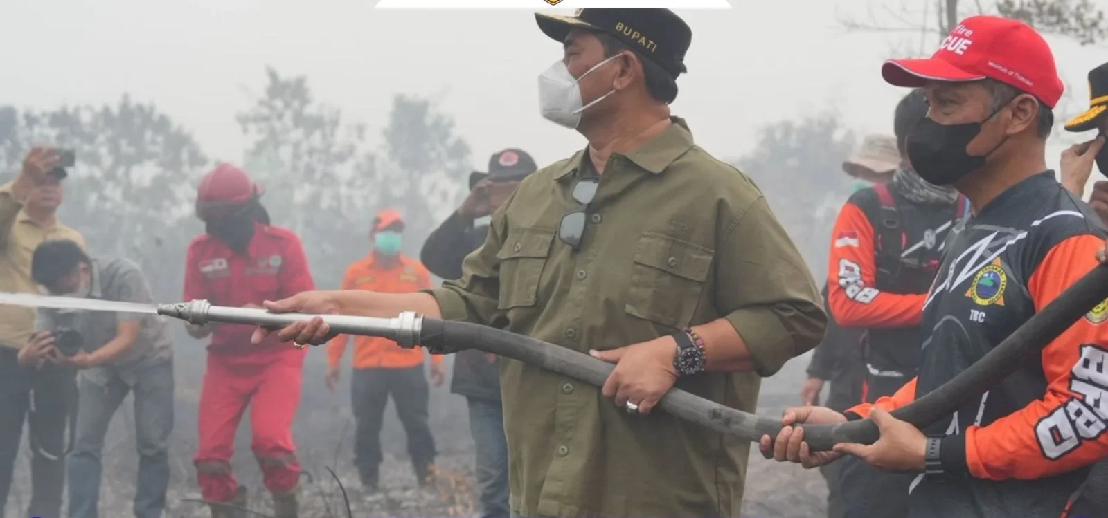 Bupati Barut Padamkan Api