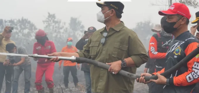 Bupati Barut Padamkan Api