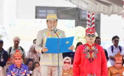 Ketua Dprd Murung Raya Bacakan Teks Uud 1945 Pada Upacara Hut Ke 24 Kabupaten