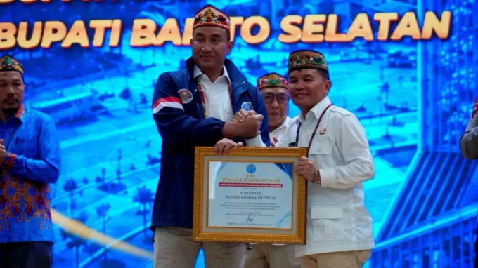 Terima Penghargaan Bnn