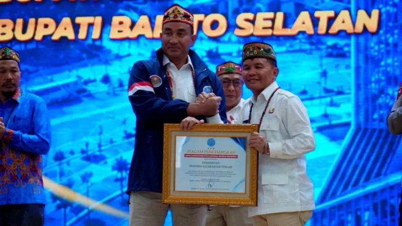 Terima Penghargaan Bnn