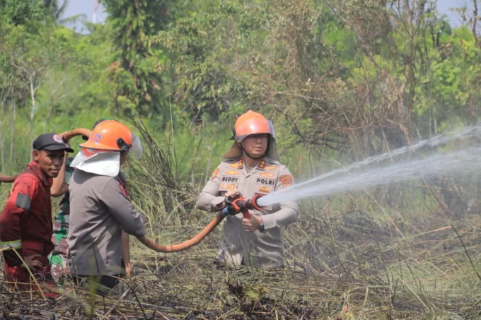 Polisi Padamkan Karhutla