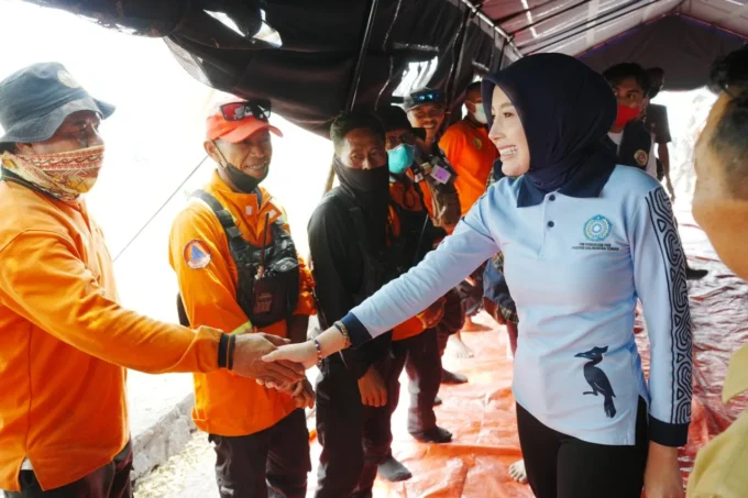 0209 Ketua Tp Pkk Salurkan Bantuan