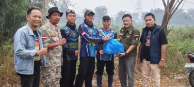 0509 Yansen Binti Bagikan Makanan Ke Petugas Damkar