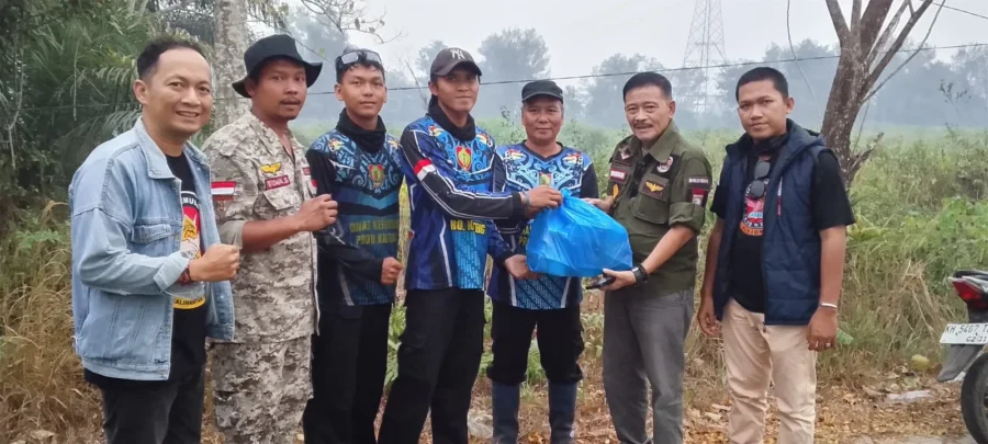 0509 Yansen Binti Bagikan Makanan Ke Petugas Damkar