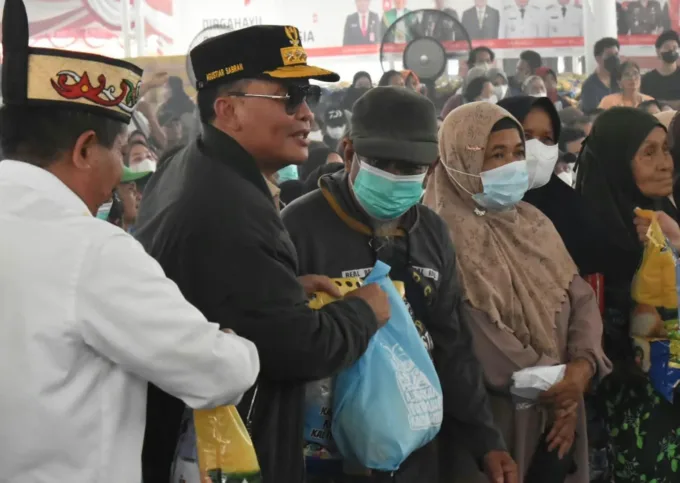 Bagi Beras Di Kapuas