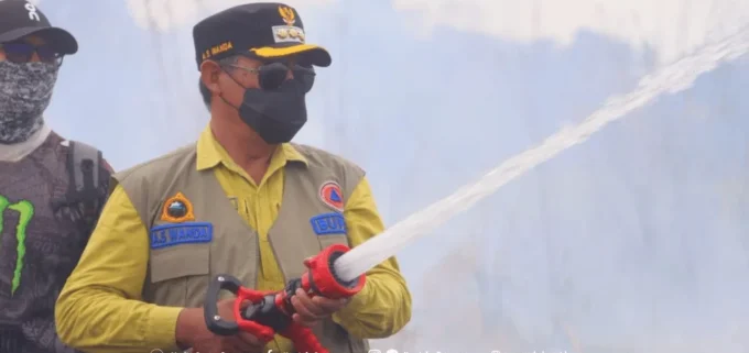 Bupati Seruyan Padamkan Api