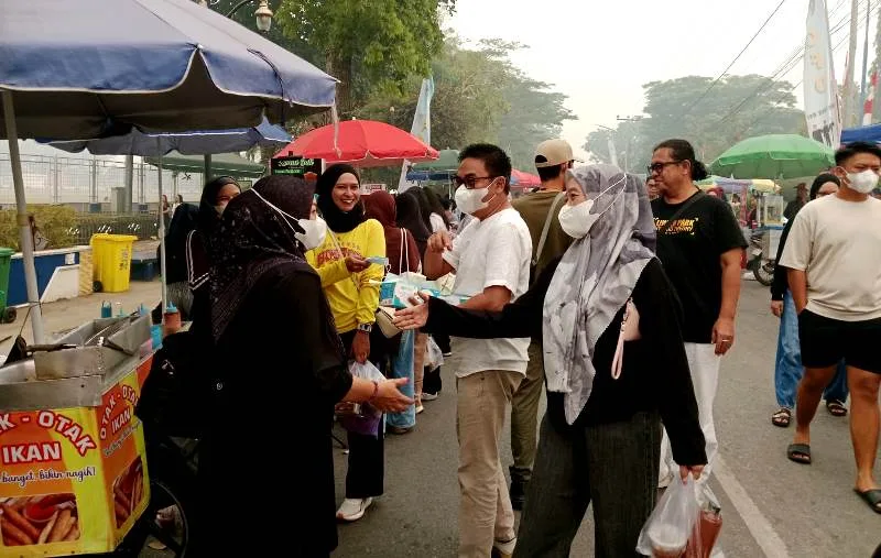 KABUT ASAP MENYELIMUTI MUARA TEWEH, KORPRI BAGIKAN 2.000 MASKER