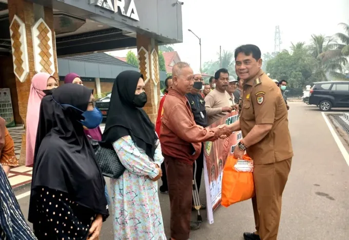 Pemkab Barito Utara Salurkan 300 Paket Sembako Untuk Warga Terdampak Kabut Asap