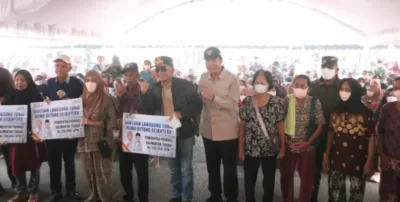 Salurkan Bantuan Di Kapuas