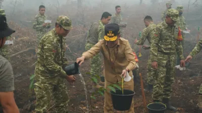 Tanam Pohon Di Tumbang Nusa
